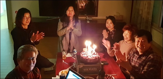 조합원들이 모여 창간축하파티를 했다.