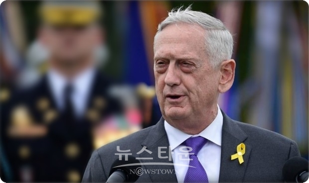 매티스 장관은 지난해 트럼프와 김정은 북한 조선노동당위원장이 올해 초 외교적 노력으로 긴장을 뒤바꾸기 전까지는 잇따라 미사일과 핵실험을 감행하면서 전쟁의 위협을 교란시켰을 때 "안정적 요소(a steadying factor)"로 평가받았다.