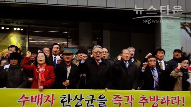 조계사 정문 길건너에서 조계종 총무원을 향해 대오각성을 외치고 있다.