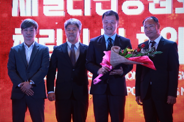 재필리핀 강원도민회 정한 회장, 김형태 영동 부회장, 박남규 영서 부회장, 김교진 영중 부회장이 강원도기 전달식후 포토라인에 섰다.