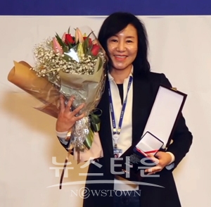 “2018 뉴스타운 어워드”에서 올해의 기자상을 수상한  이미애 기자