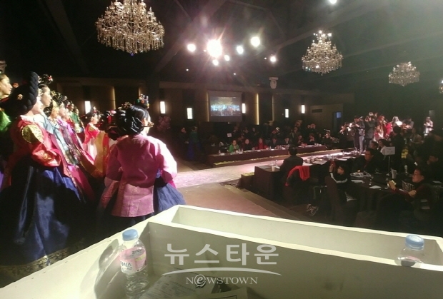 장신애 아나운서, 전국지역 예선에 이은 ‘한류 전통 궁 미인선발 본선대회’ MC 및 총연출 역활 맡아(김한정 기자)