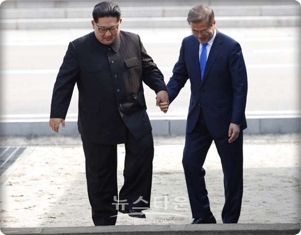 김의겸 청와대 대변인은 “정상 간의 친서를 그대로 공개하는 것은 외교 관례에 어긋나는 것"이라며 "친서는 남북 사이의 소통 창구 가운데 하나로 전달됐으며 조만간 문 대통령의 답장이 전달될 예정"이라며 김 위원장의 친서 전문은 공개하지 않았다.