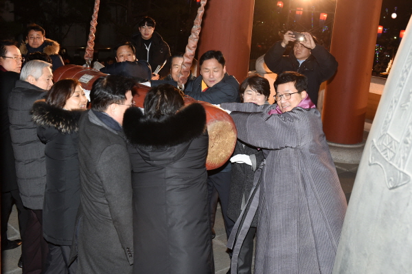 2019년 1월 1일 자정에 염태영 수원시장(오른쪽)과 시민 대표들이 여민각에서 타종을 하고 있다.