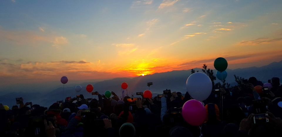 홍천 정명 새로운 천년의 첫 일출이 공작산과 운무산 위로 떠오르고 있다