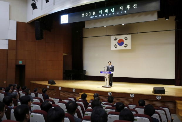 2019년 시무식에서 신년사를 하고 있는 서철모 화성시장