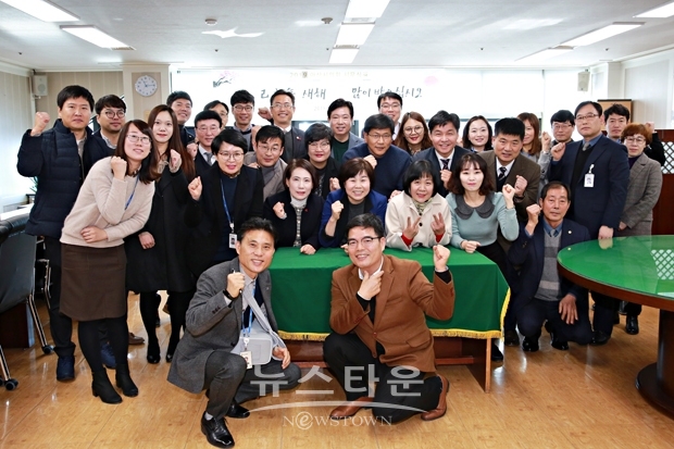 아산시의회가 1월 2일 오전 11시, 의장실에서 시의원과 사무국직원이 참석한 가운데 2019년도 시무식을 개최했다.