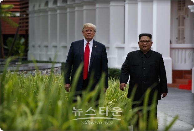 트럼프 대통령은 짧은 문장만을 전하는 트위터에서 자신이 좋아하는 부분만을 골라 게재하고, 김정은은 하고 싶은 말을 장문의 글로 말하는 차이를 보이고 있다. 그러면서 북한과 미국사이에는 핵 협상이 교착상태에 빠져 있는 상황이다.