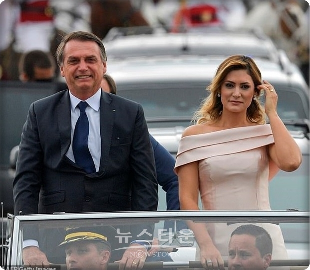 새해 1일에 공식 취임을 한 보우소나루(63) 새 대통령(위 사진 왼쪽)은 SBT TV와의 인터뷰에서 이웃 국가인 베네수엘라의 마두로 정권의 ‘독재’를 러시아가 지원하는 등으로 지역의 긴장이 현저하게 높아지고 있다며 우려를 나타냈다.