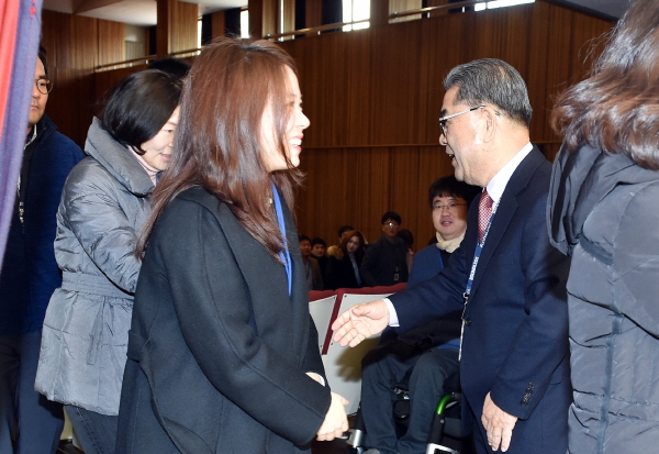 이재정 경기도교육감이 "부서의 벽을 허물고 공문이 아닌 대화로 해법을 찾자"며 직원들을 격려하고 있다.