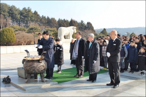 참배모습1