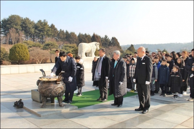 참배모습 2