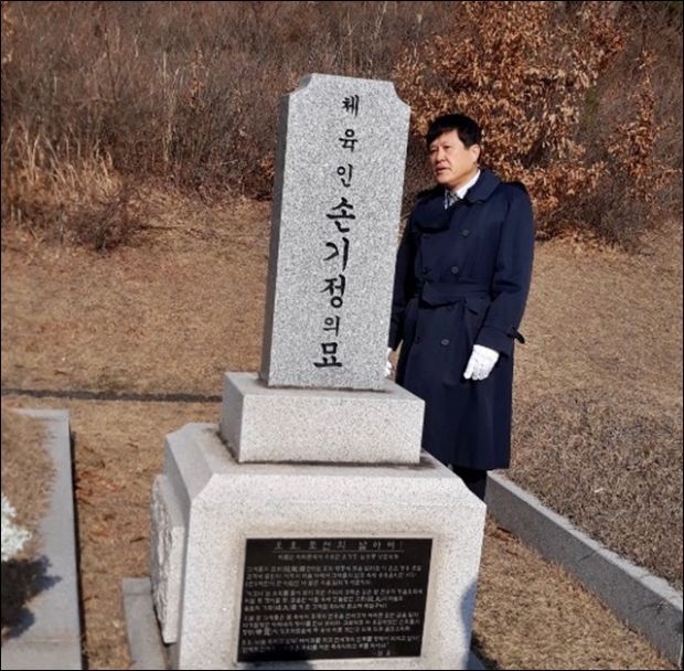 손기정 체육인묘소를 둘러보는 오노균 총재