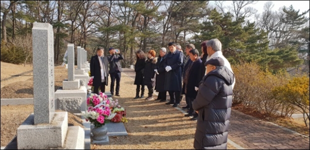 손기정 체육인 참배모습