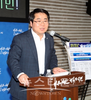 오세현 아산시장의 시정 브리핑(일자리창출 관련 산단조성 설명)