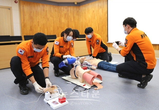 서천소방서가 구급대와 펌뷸런스(소방펌프차) 대원을 대상으로 팀 CPR 매뉴얼을 제작, 보급한다.