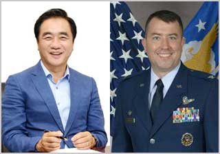 좌) 정장선 평택시장 우)베츠 단장