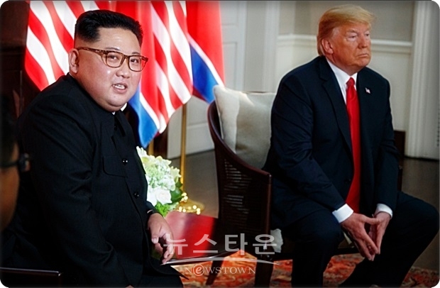 지난해 트럼프 대통령은 외교정책에서 가장 큰 성공을 거두긴 했지만, 트럼프 대통령의 첫 만남은 북한에 대한 확고한 보장에 실패했다는 비판을 받았다. 북한의 비핵화 약속과 평화협정 체결에 필요한 조치를 취하겠다는 미국의 의지에 대한 우려가 안팎에서 제기되고 있다.