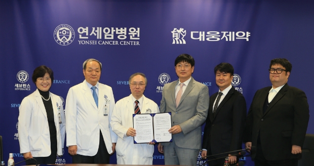 대웅제약(대표 전승호)은 지난 7일 연세의대 송당 암 연구센터와 암정복을 위한 공동연구개발 및 사업화를 위한 산학협력 협약식을 가졌다고 밝혔다. 연세암병원 회의실에서 진행된 협약식에 (사진 왼쪽부터) 종양내과 라선영 교수, 연세암병원 노성훈 병원장, 송당 암 연구센터 정현철 센터장, 대웅제약 김양석 헬스케어인공지능사업부장, 김일환 팀장, 김재영박사가 기념촬영을 하고 있다.