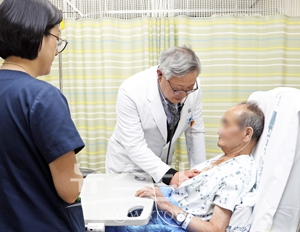 신속대응팀 심장내과 진동규 교수와 전담간호사가 미리 선별한 위험환자 상태를 점검하고 있다.