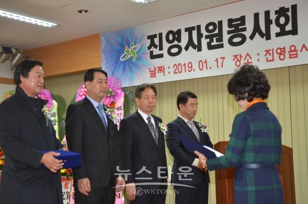 지역 후원회 인사 감사장 전달