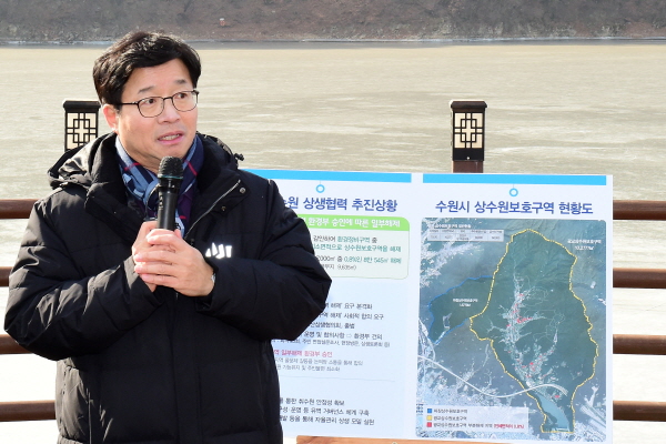염태영 수원시장이 광교저수지 수변산책로에서 신년 기자감담회를 하고 잇다.