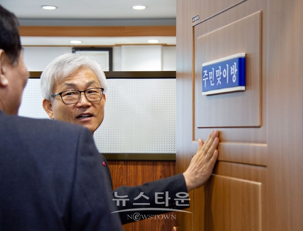 1월 17일 아산시 신창면행복복지센터를 방문한 유병훈 부시장이 사무실을 돌며 일일이 직원들과 인사한 후 김정식 신창면장으로부터 주요현안 과 민원사항을 청취하고 세심히 사안별로 해결방안을 제시했다.