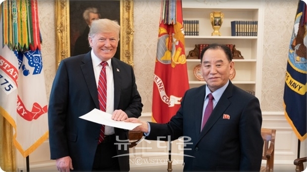 트럼프 대통령은 또 “언론에는 보도되지 않고 있는 비핵화에 대한 많은 진전을 이뤘다”고 강조했다. 그는 거듭 “불행히도 보도되지 않고 있지만, 엄청난 진전을 이뤘고, 하지만 곧 보도될 것이라며, 북한과 매우 잘 되고 있다”고 다시 한 번 강조했다.