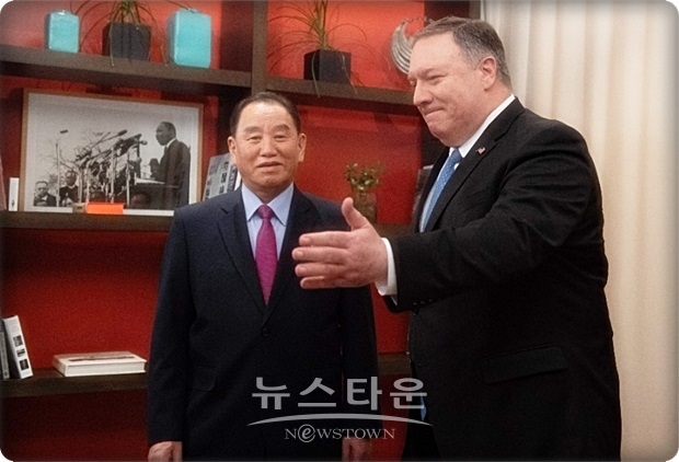 2018년 3월 트럼프 대통령은 미국을 방문했던 한국 청와대의 정의용 안보실장이 김정은이 북-미 정상회담을 요구한다는 말을 듣자 즉각 승낙하고, 정상회담 제의가 진짜 김정은의 뜻인지 정보기관의 경로를 통해서 환인한 뒤 계획을 진행시켰다는 것이다.