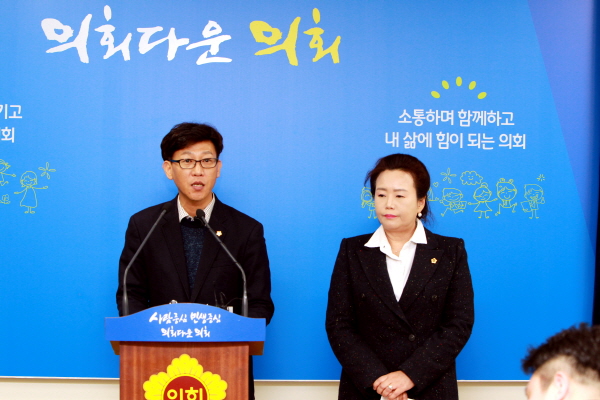 더민주당 대변인단이 주간정례 브리핑을 하고 있다.