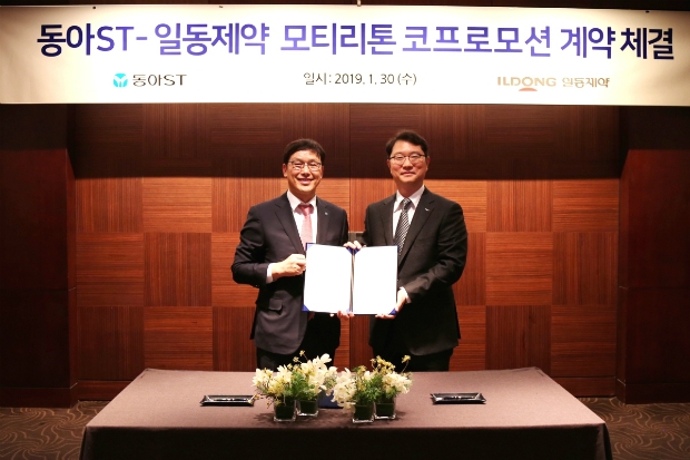 엄대식 동아ST 대표(왼쪽)와 윤웅섭 일동제약 대표가 계약서 서명 후 기념 촬영을 하고 있다.