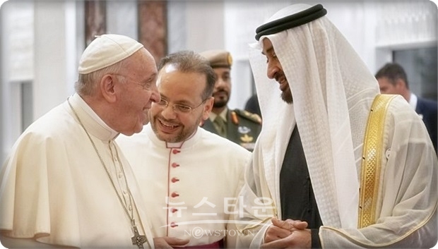UAE의 기독교도는 국민의 10%에 해당하는 약 90만 명이고 대부분이 이민이라고 여겨진다. 교황은 종교나 민족의 차이를 뛰어넘는 대화 촉진을 호소하고 있다.