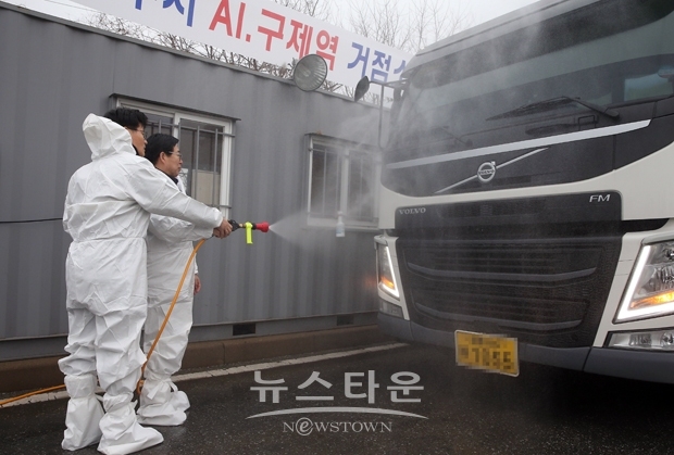 양승조 충남도지사가 지난 2월 3일 충남 공주시에 위치한 거점소독시설을 방문, 구제역 방역 대책을 살피고 담당자들을 격려했다.