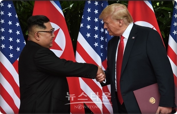 트럼프 대통령은 “북한은 김정은의 주도로 경제대국이 될 것이며, 그는 몇몇 사람들을 놀라게 할 수도 있지만, 그는 나를 놀라게 하지 않을 것이다. 왜냐면 나는 그를 알게 되었고, 그가 얼마나 능력이 있는지 충분히 이해했기 때문이다. 북한은 다른 종류의 로켓이 될 것이다 : (그게 바로) 경제 로켓 !”이라고 추켜세웠다.