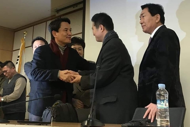 10일, 오후 자유한국당 김진태 의원이 국회 의원회관에서 김 태우 전 수사관이 청와대 특별감 민간인 사찰 의혹 추가 폭로 기자회견장을 찾아 격려하고 있다.