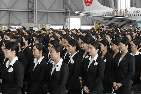일본항공 신입사원들의 오리엔테이션 모습.
