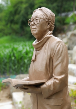 박경리동상