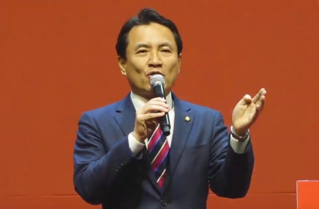 김진태 의원이 14일 대전 자유한국당 전당대회 충청·호남권 합동 연설회에서 지지를 호소하고 있다.
