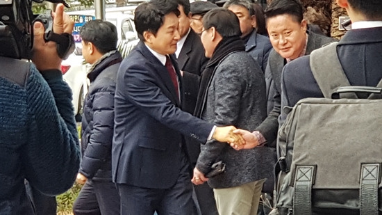 원희룡 제주도지사가 제주법원에 들어서면서 지지자들과 악수를 나누고 있다.