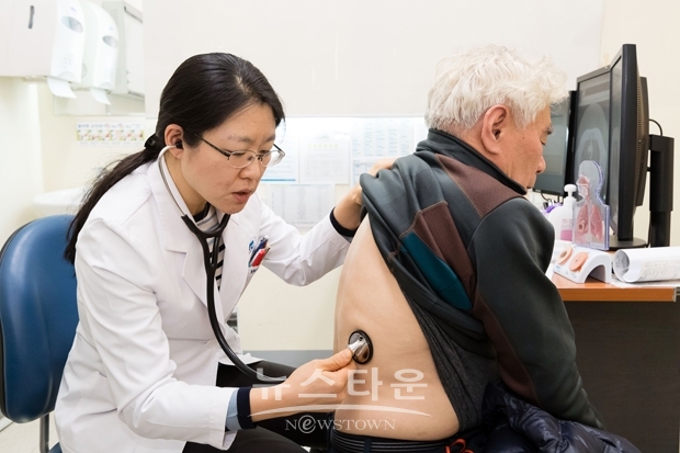 순천향대천안병원이 ‘만성폐쇄성폐질환(COPD) 적정성평가’에서 3년 연속 1등급을 받았다. 병원 호흡기내과 류지원 교수가 만성폐쇄성폐질환 환자를 진료하고 있는 모습.