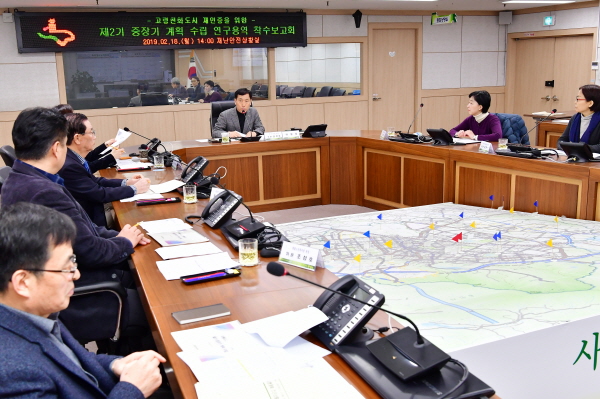 수원시 관계자들이 18일 수원시청 재난상황실에서 ‘수원시 고령친화도시 제2기 중장기 계획 수립 연구 착수보고회’를 열고, 연구계획을 알렸다