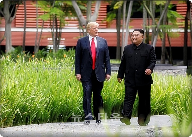 서한은 “지난해 6월 12일 사상 첫 싱가포르 북-미 정상회담 의회보고도 없이 이번에 두 번째 정상회담을 설정했고 이는 ‘용인할 수 없다’”면서 “트럼프 정권은 의회와의 정보 공유를 싫어하고, 외교 정책에 대한 의회의 감시 능력을 부당하게 외면하고 있다”라고 비판했다.