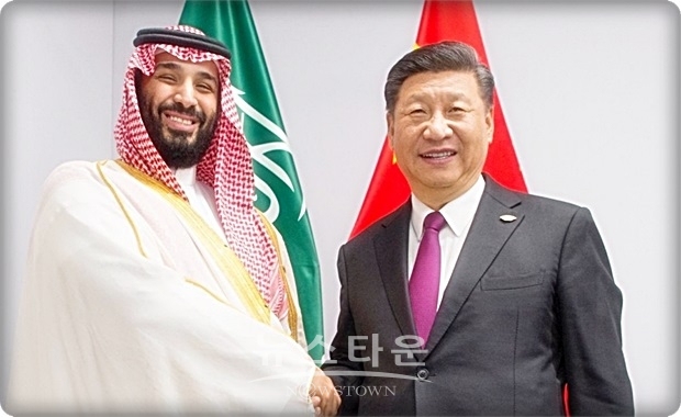 사우디 아람코(Saudi ARAMCO)의 경영진 등 사우디 대표단은 21일 베이징에 도착, 이번 아시아 순방에서는 이미 파키스탄에 대한 200억 달러의 투자를 약속하고 인도 정제업계에 대한 추가 투자를 모색하고 있다. / 사진 왼쪽이 모함마드 빈 살람 사우디 왕세자