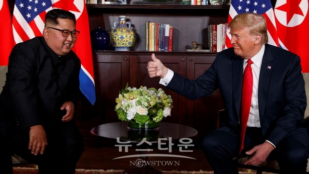 트럼프 대통령이 기록적인 부분적인 정부 폐쇄(government shutdown)로 인해 국내적으로 어려움을 겪고 있다면서 “큰 정상회담도 성공적으로 성사시키고, 김 위원장으로부터 큰 양보를 얻어낼 수 있다는 것을 보여주는 것은 트럼프에게 희소식이 될 것”이라고 덧붙였다.