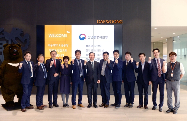 25일 성윤모 산업통상자원부 장관이 대웅제약의 충북 오송공장을 방문해, 오송공장의 스마트생산 라인을 둘러보고 대웅제약 윤재춘, 전승호 사장과 면담을 나누었다.