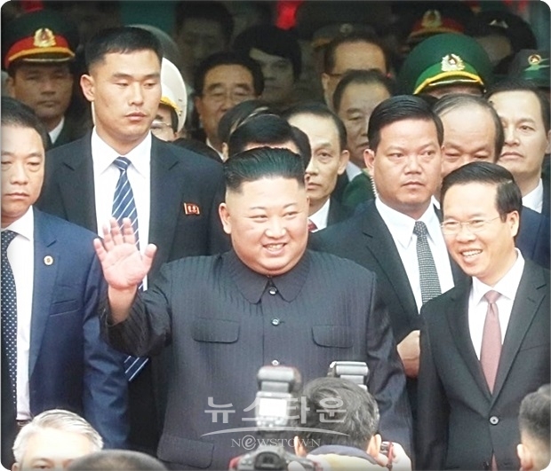 김정은 북한 조선노동당위원장은 지난 23일 오후 평양을 출발한지 약 65시간 만에 베트남 북부에 위치한 랑선성 ‘동당(Dong Dang)역에 26일 오전 10시 20분쯤(한국시간) 도착 잠깐 동안의 의전을 가진 뒤 곧바로 미리 수송해온 전용 방탄 승용차에 탑승 하노이로 향했다.
