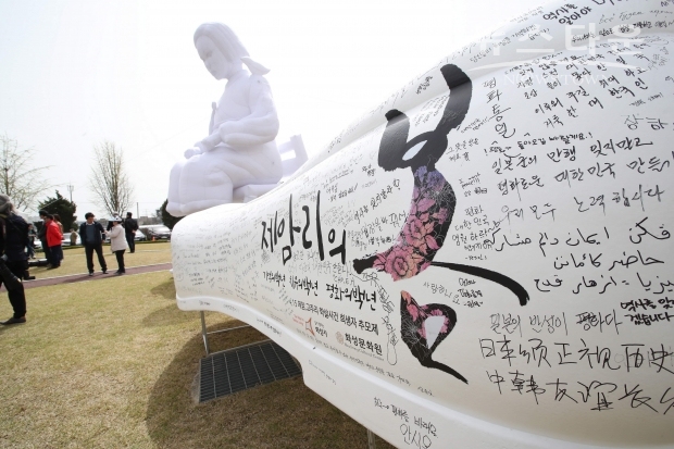 2018제암고주리 추모제에서  대형 고무신에 평화의 메시지를 적은 모습