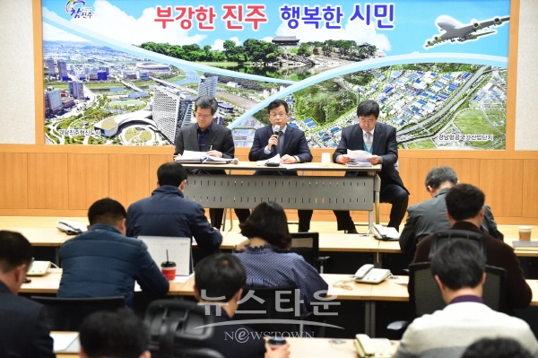 진주시가 2월 27일 오후 1시30분 시청 브리핑룸에서 기자회견을 하고 있다.
