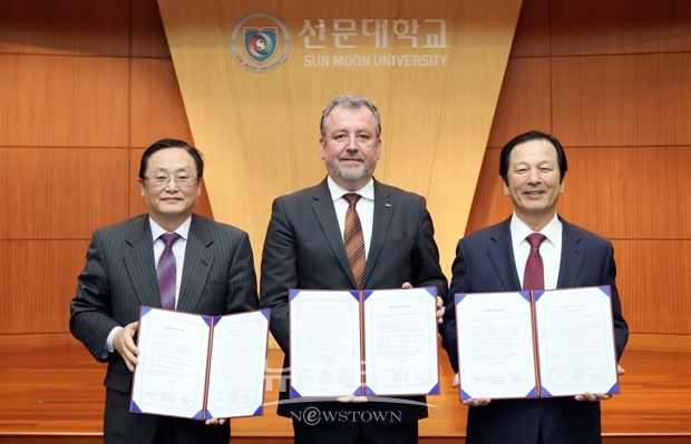 한국·독일의 국제교류 상호협약식이 지난 2월 26일 선문대학교 국제회의실에서 열렸다. 사진) 왼쪽으로부터 진성배 효정학술원장, 베른트 파브리티우스 독일실향민연합회장, 황선조 선문대 총장