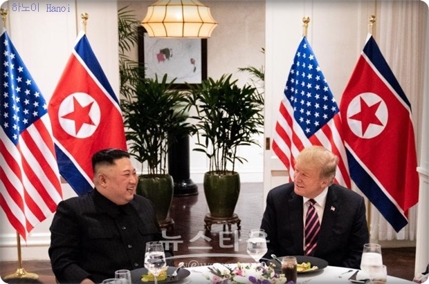 이날 베트남 하노이 소피텔 레전드 메트로폴 호텔에서 열린 확대정상회담은 한국시간으로 오후 1시 55분에 종료되고, 이어 업무오찬에 들어갔다.